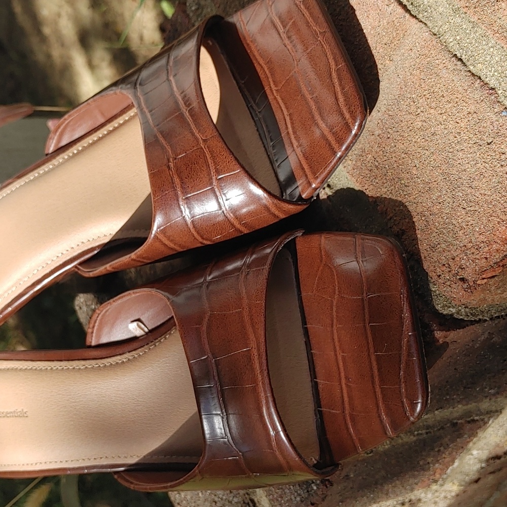 Amazon Essentials Brown Embossed Wedge Sandals Si… - image 5